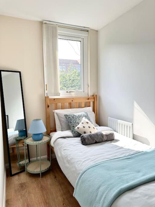 6 Guests House Old Trafford,Media City,City Centre, Free Parking Manchester Exterior photo