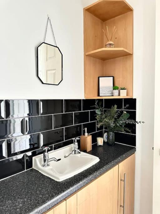 6 Guests House Old Trafford,Media City,City Centre, Free Parking Manchester Exterior photo