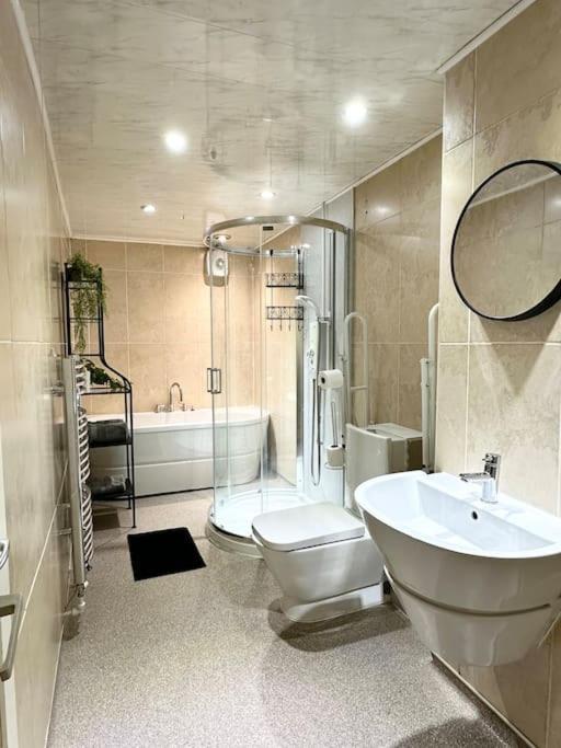 6 Guests House Old Trafford,Media City,City Centre, Free Parking Manchester Exterior photo