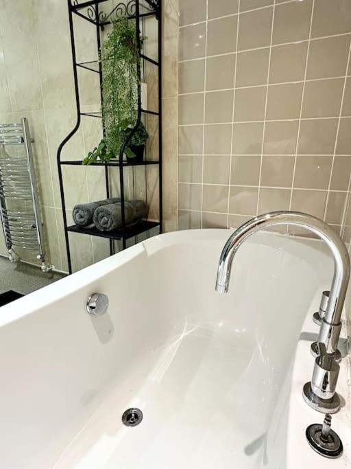 6 Guests House Old Trafford,Media City,City Centre, Free Parking Manchester Exterior photo